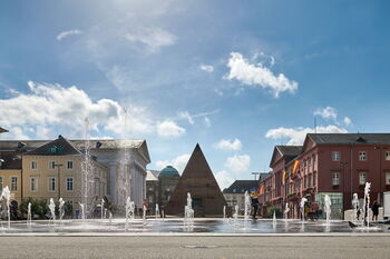 Karlsruher Marktplatz mit Evangelischer Stadtkirche, Pyramide und Rathaus ((c) Ingo Gabriel)