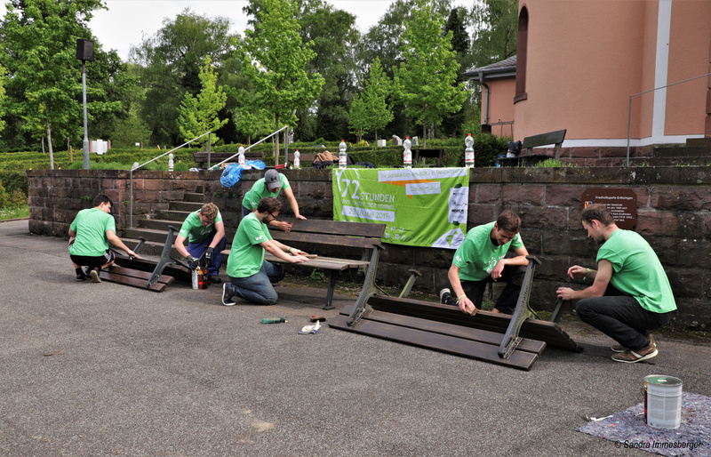 ... die Renovation von Parkbänken.